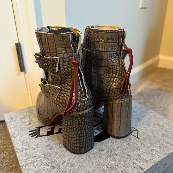 Freebird Joey, Stone Croco, size 9 - Picture 6 of 8